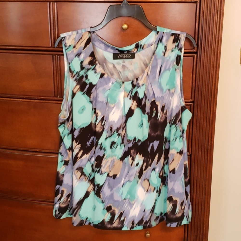 Sleeveless shirt, worn once. Great with capri's